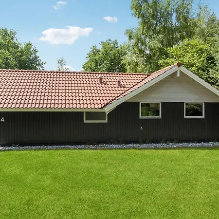 Holiday home Holiday Home Blomstervangen Oksbol III